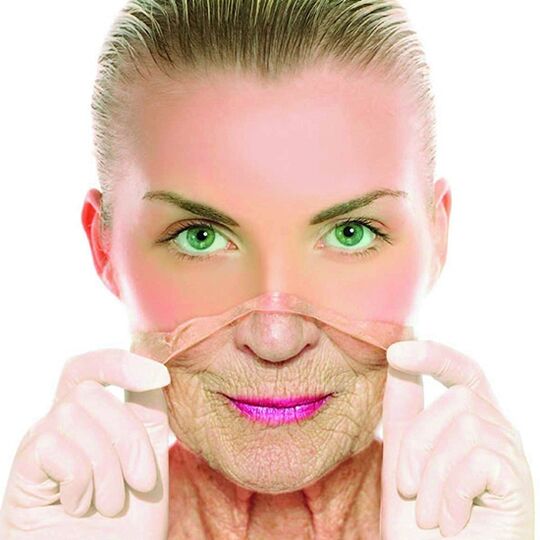 Unha muller en idade adulta libra as engurras da cara con remedios caseiros