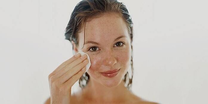 aplicar aceite sobre a pel facial para o rexuvenecemento