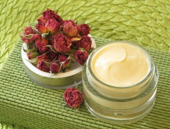 Crema de herba con auga rosa