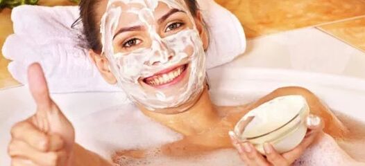 Máscaras faciais con crema de leite ou crema